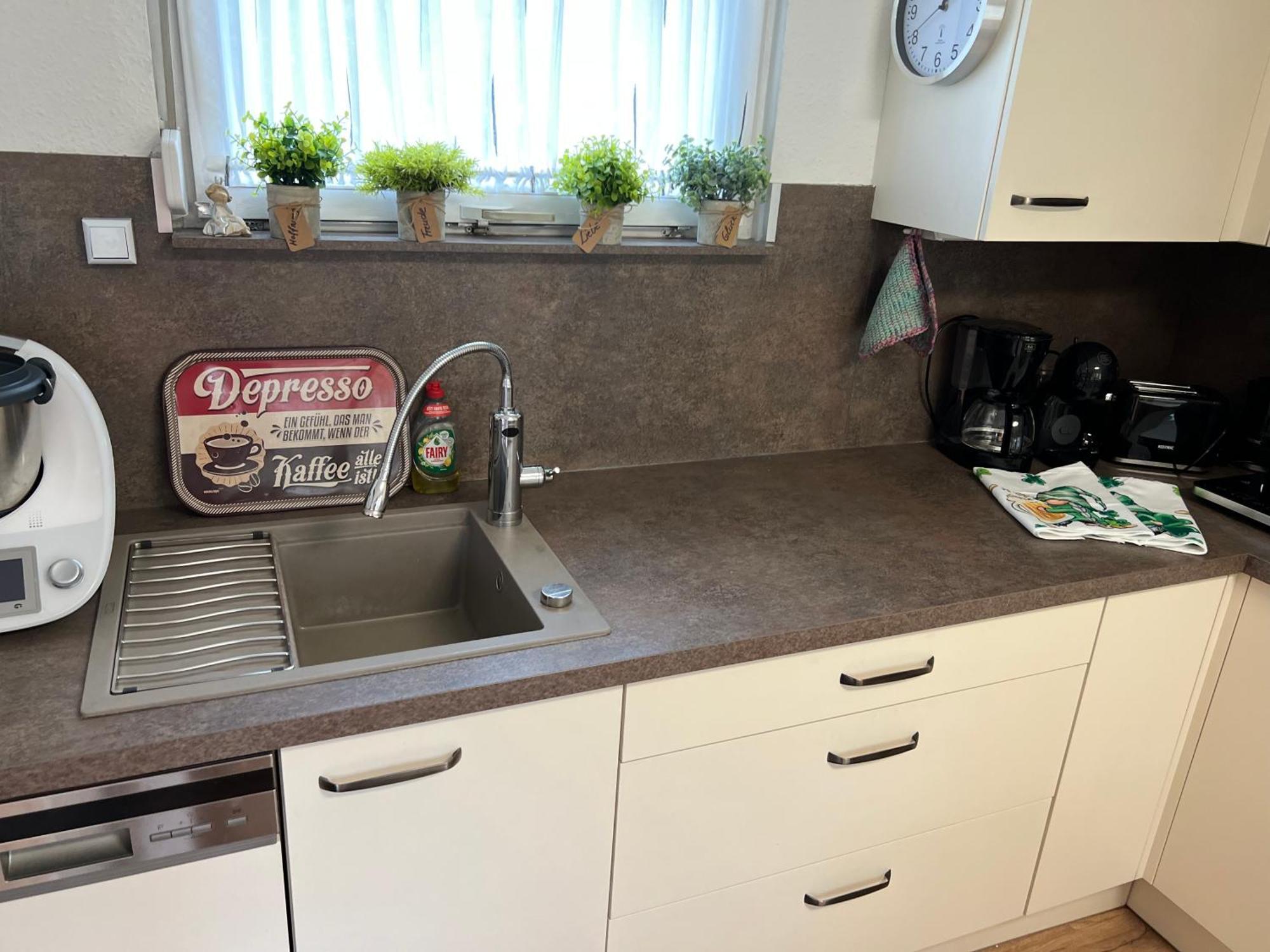 Apartment Erfurt-gemuetlich-sonnig-kueche-bad-garten-parken-pool-sauna-wlan-carogruen *